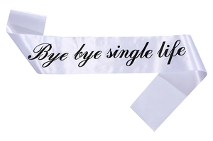 Détail de l'écharpe en satin blanc avec texte noir Bye bye single life pour enterrement de vie