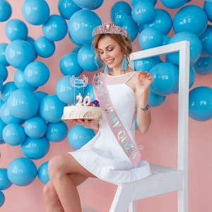Detalle de la banda rosa Birthday Queen y tiara de cristal para fiesta de 20 años