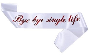 Détail de l'écharpe en satin blanc avec texte rouge Bye bye single life pour enterrements de vie