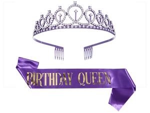 Détail de la couronne d'anniversaire violette et de l'écharpe en satin violet