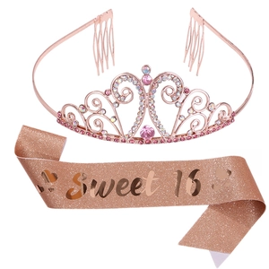 Détail du diadème en or rose avec strass et de l'écharpe pailletée Sweet 16 pour fête