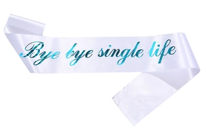 Détail de l'écharpe en satin blanc avec inscription cyan Bye bye single life pour fête
