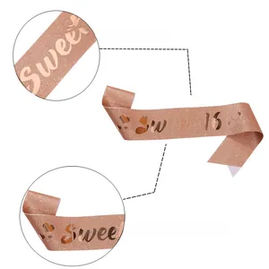 Détail de l'écharpe pailletée or rose avec lettrage doré Sweet 16 pour fête d'anniversaire