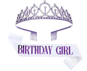 Détail du diadème en strass violets et écharpe en satin blanc Birthday Girl