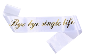 Détail de l'écharpe en satin blanc avec lettrage doré Bye bye single life pour les fêtes
