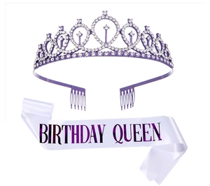 Détail du diadème en cristal violet avec peignes et écharpe en satin Birthday Queen
