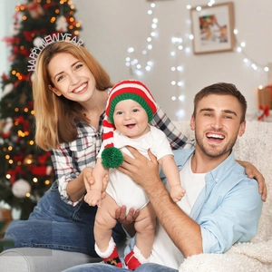 Detailaufnahme des Happy New Year Kristall-Haarreifs bei einer festlichen Familienfeier