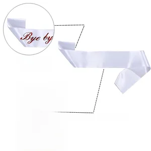 Détail d'une écharpe en satin blanc avec lettrage rouge holographique 'Bye bye single life'