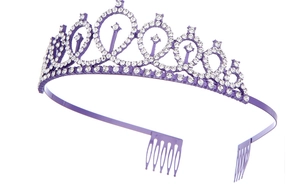 Détails d'un diadème violet orné de strass clairs et de peignes latéraux intégrés