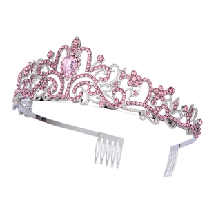 Detalle de tiara de cumpleaños con cristales rosas, piedra de gota y adornos plateados