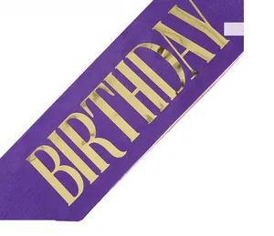 Détail de l'écharpe en satin violet avec lettrage doré gaufré pour anniversaire