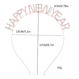 Detailansicht des Happy New Year Haarreifs mit Kristallbuchstaben und Maßangaben in Weiß