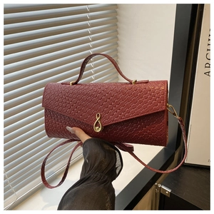 Détails du sac à main bordeaux à texture tissée avec boucle en métal doré infini