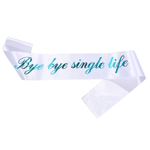 Écharpe de fête en satin blanc avec texte bleu métallisé Bye Bye Single Life pour enterrements