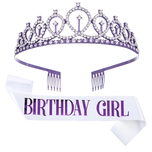 Set d'anniversaire avec diadème en strass violets et écharpe en satin blanc et violet