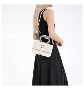 Sac bandoulière blanc moderne avec texture tissée et poignée en métal argenté sur mannequin