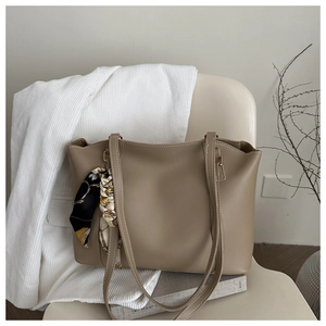 Detail der khakifarbenen Tote Bag aus mattem PU-Leder mit dekorativem bedrucktem Seidentuch