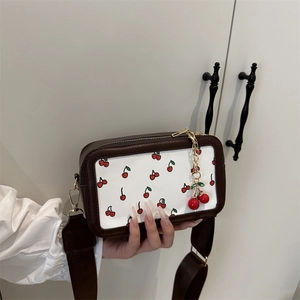 Borsa Fotocamera da Donna con Stampa Ciliegie Moda in Pelle PU con Tracolla Larga e Ciondolo Frutta 3D Borsa a Tracolla Trendy