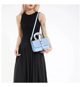 Détail du sac en cuir PU bleu clair avec rabat tissé à chevrons bleu et blanc