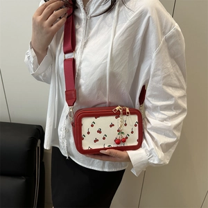 Borsa a tracolla rossa in pelle con stampa ciliegie e tracolla larga