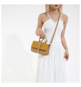 Sac bandoulière minimaliste en cuir kaki avec rabat tissé jaune et poignée en métal