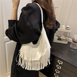 Bolso hobo blanco con flecos para mujer mostrado en modelo para un estilo casual moderno