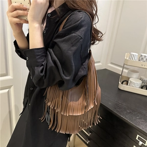 Bolso de hombro marrón con flecos para mujer con forma de media luna estilo bohemio