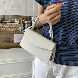 Sac bandoulière vintage blanc avec motif à pois texturé et détail de poignée nouée