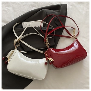 Détails des mini sacs en cuir verni brillant avec breloques cerises et bandoulière