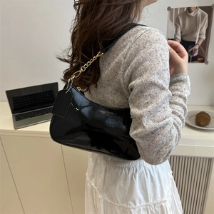 Sac hobo en cuir verni noir brillant avec lettrage argenté pour un look rétro moderne
