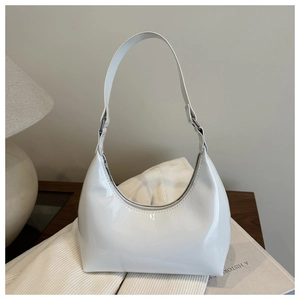 Sac bandoulière blanc en cuir verni brillant forme croissant avec boucles argentées