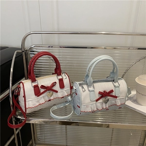 Polka-Dot-Zylindertasche mit roter Schleife und Spitzenbesatz in Rot und Blau