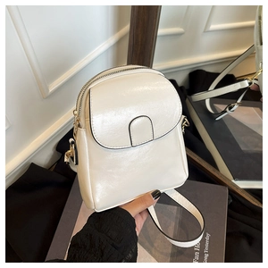 Détail du mini sac bandoulière blanc en similicuir avec boucles dorées et rabat