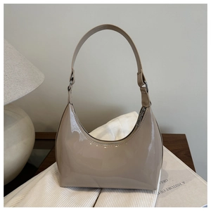 Sac hobo minimaliste en cuir verni beige, forme lune avec fermeture éclair argentée