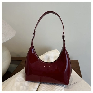 Sac hobo élégant en cuir verni bordeaux avec une finition brillante miroir chic