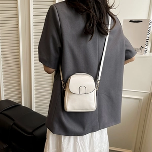 Petit sac bandoulière vertical blanc cassé avec boucle métallique en U dorée élégante