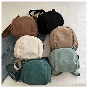 Sacs à bandoulière en velours côtelé disponibles en marron, vert et beige clair