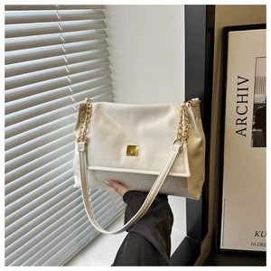 Detail der weißen PU-Schultertasche mit gebürsteter goldener Schnalle und Kettenriemen