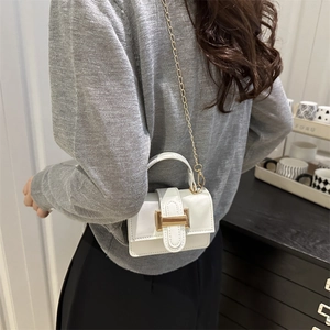 Mini borsa a tracolla bianca minimalista con catena dorata e manico per donna