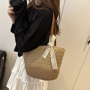 Sac fourre-tout en paille avec nœud en dentelle et fines lanières pour la plage d'été