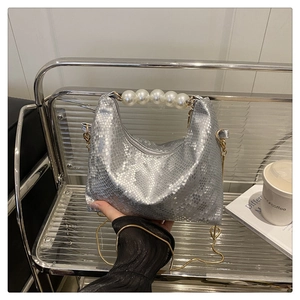 Detail der silbernen Schlangenmuster Handtasche mit Perlen Griff und Goldkette