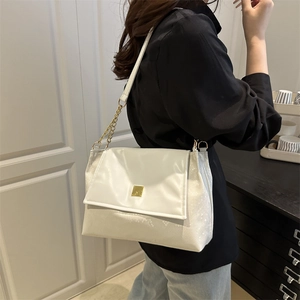 Weiße minimalistische PU-Schultertasche mit goldener Kette und quadratischer Metallschnalle