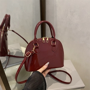 Sac à Bandoulière Coquille en Cuir PU Verni pour Femmes Mode Accents Dorés Poignée Supérieure Minimaliste Décontracté Cadeau