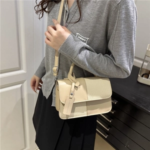 Borsa a tracolla patchwork color crema con patta intrecciata e tracolla regolabile