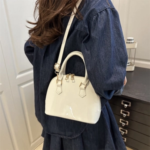 Sac bandoulière blanc en cuir verni brillant style coquille avec finitions dorées