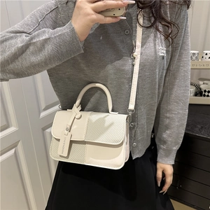 Borsa a tracolla beige chic con trama intrecciata e manico per donna, vista selfie specchio