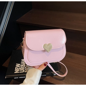 Detailansicht der rosa Lackledertasche mit goldenem herzförmigem Metallverschluss