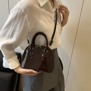 Sac coquille en cuir verni marron chocolat avec ferrures dorées et bandoulière réglable