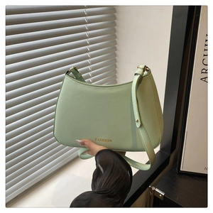 Détail du sac croissant vert menthe avec bandoulière réglable et texte doré