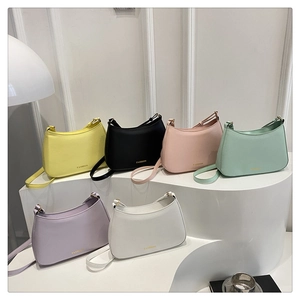 Détail de six sacs à bandoulière minimalistes en couleurs unies dans un décor intérieur épuré